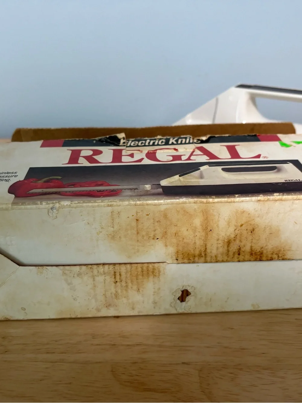 Regal Electric Knife in White and Brown